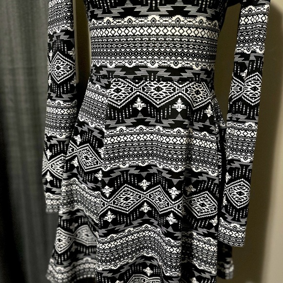 Divided from H&M long sleeve stretchy dress in a sz 6.  Excellent condition. - Picture 3 of 7